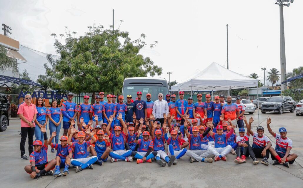 Academia de béisbol La Javilla recibe autobús del presidente Luis Abinader