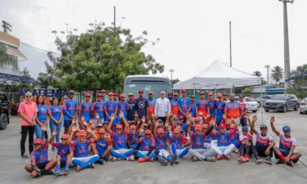 Academia de béisbol La Javilla recibe autobús del presidente Luis Abinader