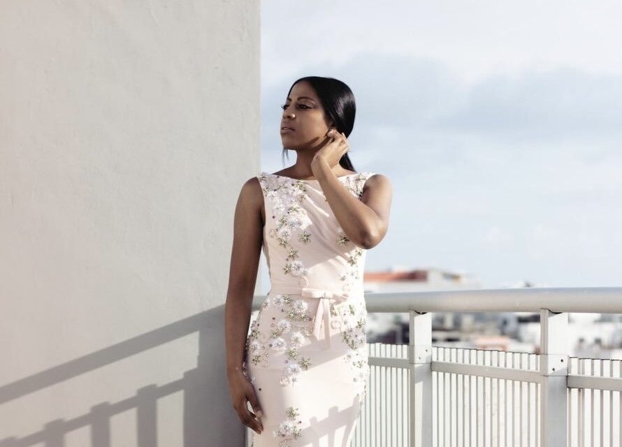 El premio internacional, triunfador, Mariela Sabino ahora es seleccionada como co -autora de los influentes de Hispanas IV