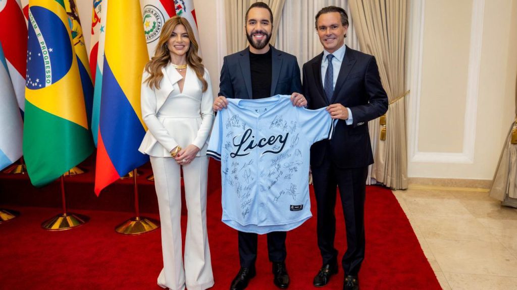 Licey obsequia chaqueta firmada al presidente de El Salvador, Nayib Bukele