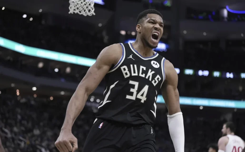Antetokounmpo regresa y Bucks remontan en postrero cuarto para vencer 116-110 a Clippers