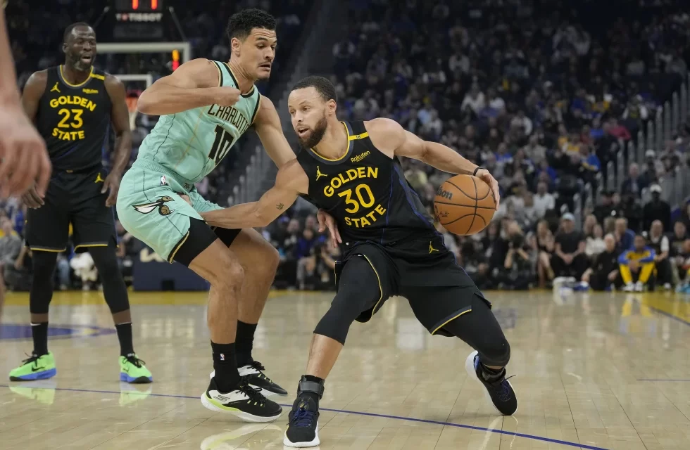 Los Warriors aplastan a los Hornets 128-92 y alcanzan la vencimiento número 3.000 de la franquicia