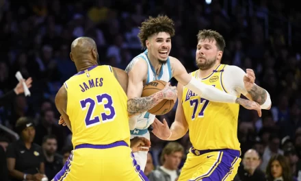 Hornets sorprenden a los Lakers con triunfo 100-97 tras errores de LeBron y mal deporte de Doncic