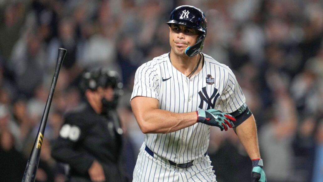 Giancarlo Stanton en duda para el Día Inaugural por tendinitis en los dos codos