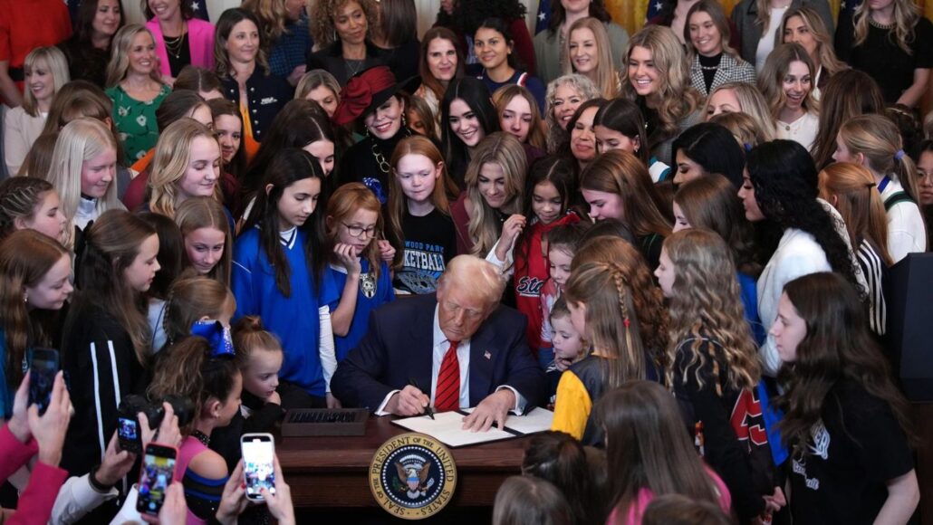 Donald Trump firma orden ejecutiva que prohíbe a mujeres transgénero competir en deportes femeninos