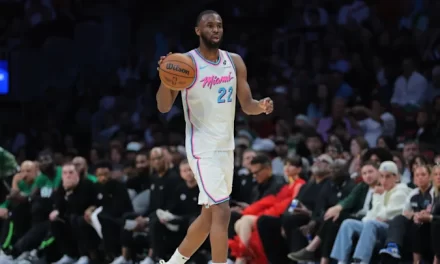 Wiggins brilla con 42 puntos y el Heat rompe destello de diez derrotas al vencer 122-105 a los Hornets