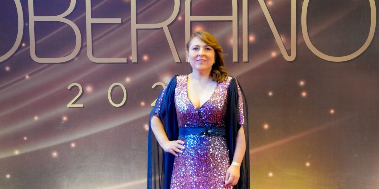 Emelyn Baldera celebra los 40 primaveras del premio soberano con la creación de Leonel Lirio