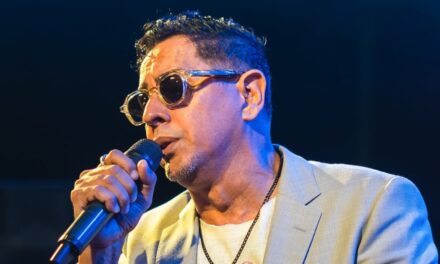 Paulito FG dispara en la ceremonia de funeral emocional en La Habana