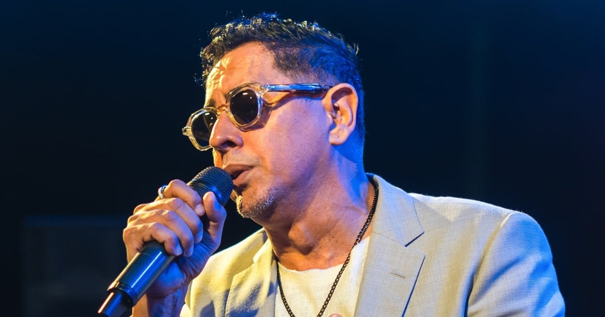 Paulito FG dispara en la ceremonia de funeral emocional en La Habana