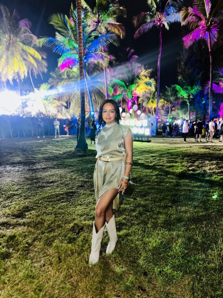 Galería: moda, estilo y personalidad desbordantes miles de personas llegan al festival de la Isla de la Luz | Último minuto