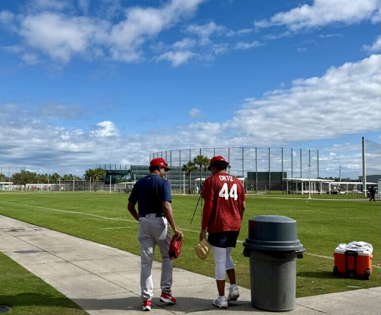 Brayan Bello venablo su primera sesión del campamento bajo la inspección de Pedro Martínez