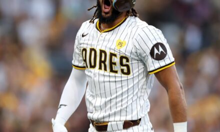 ¡Qué tabla! Fernando Tatis Jr. conecta jonrón delante recta de 99.4 mph de Hunter Greene