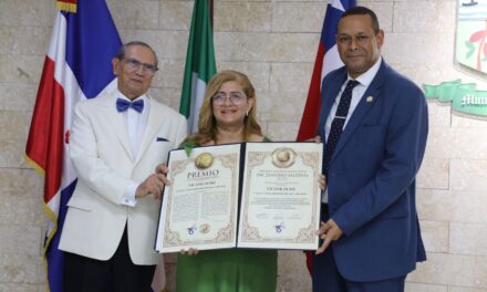 Víctor Dumé es agradecido como productor de cine por International Prensamerica y la Asociación de Prensa Ecuador