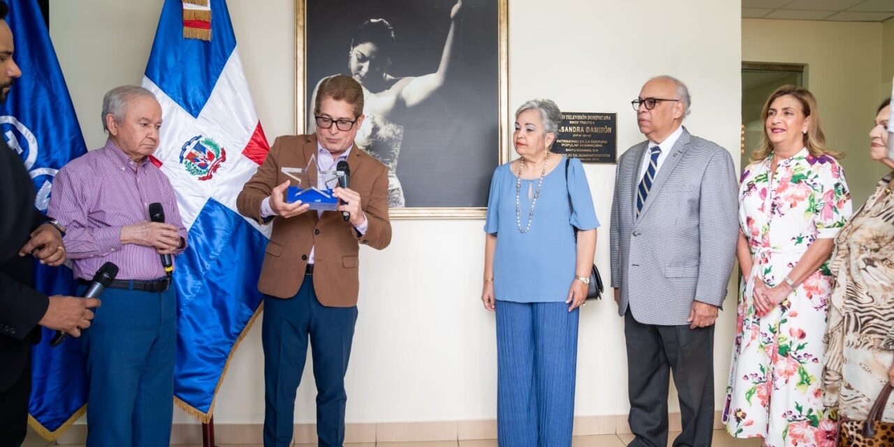 RTVD ofrece gratitud de «estrella al legado cultural» a Casandra Damirón
