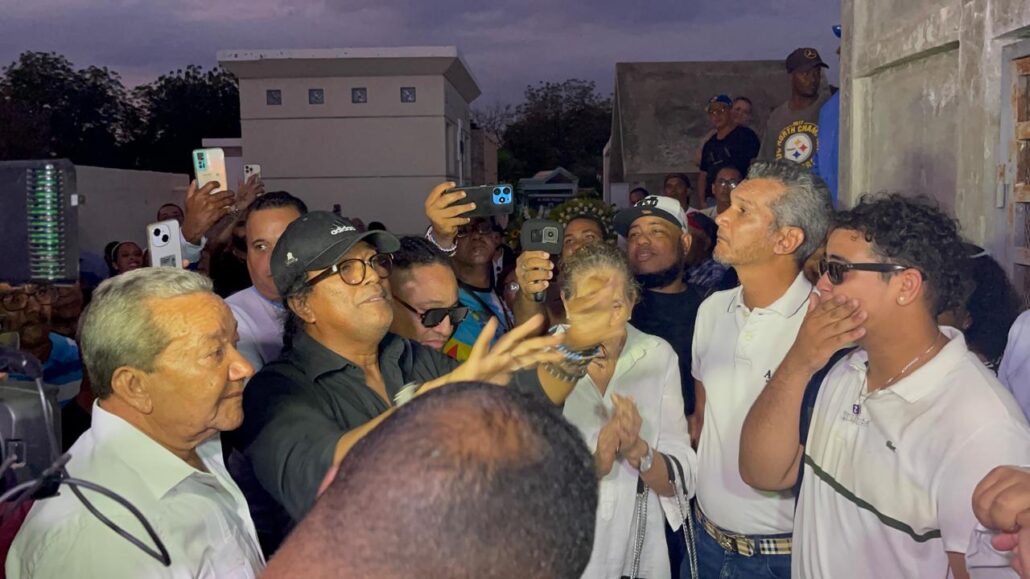 Con el tema «The Pum Pum del Amor», entierran el Merenguero Diómedes Núñez en su ciudad originario de Mao