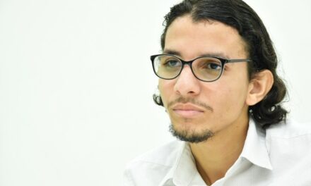 Emil Cerda excede la esforzado depresión con experimentos sociales que apuntan a los avances psicológicos