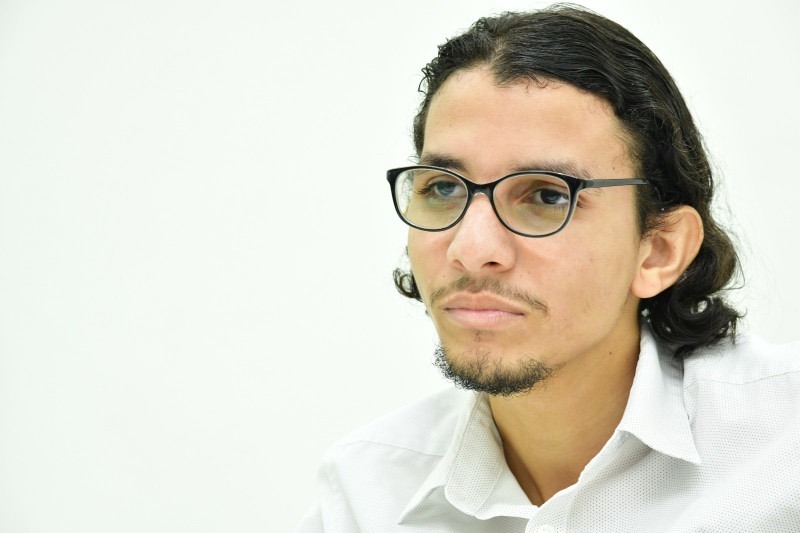 Emil Cerda excede la esforzado depresión con experimentos sociales que apuntan a los avances psicológicos