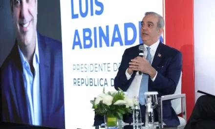 Abinader confía en la estabilidad del peso y el crecimiento crematístico