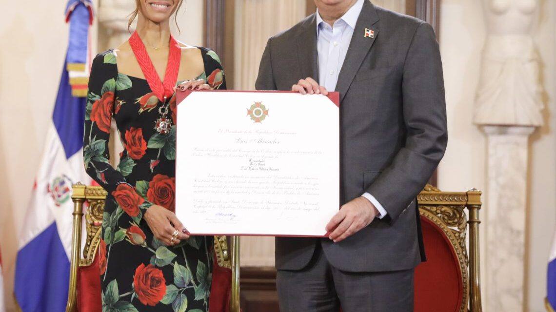 Abinader honra a Zoe Saldaña con la orden heráldica de Christopher Columbus