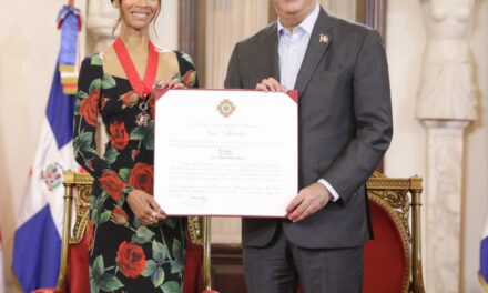 Abinader honra a Zoe Saldaña con la orden heráldica de Christopher Columbus