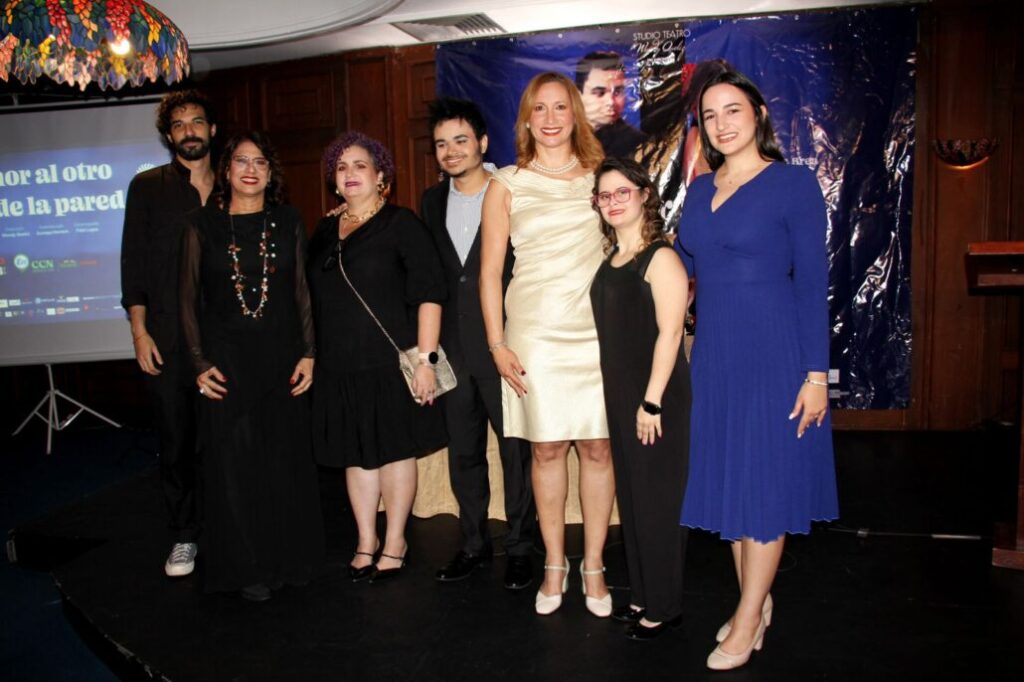 El trabajo inclusivo "Amor al otro lado de la pared" Llega a Santiago este fin de semana | Último minuto