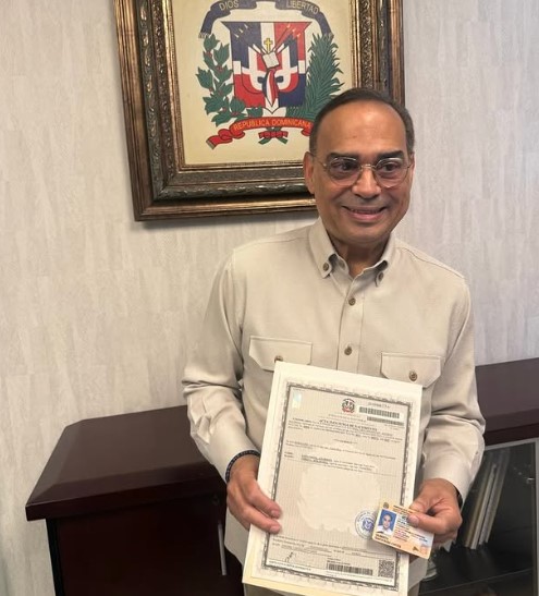 Gilberto Santa Rosa recibe certificado de arranque y maleable