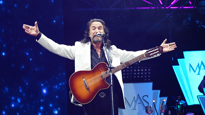 Marco Antonio Solís deslumbrado Santo Domingo en concierto