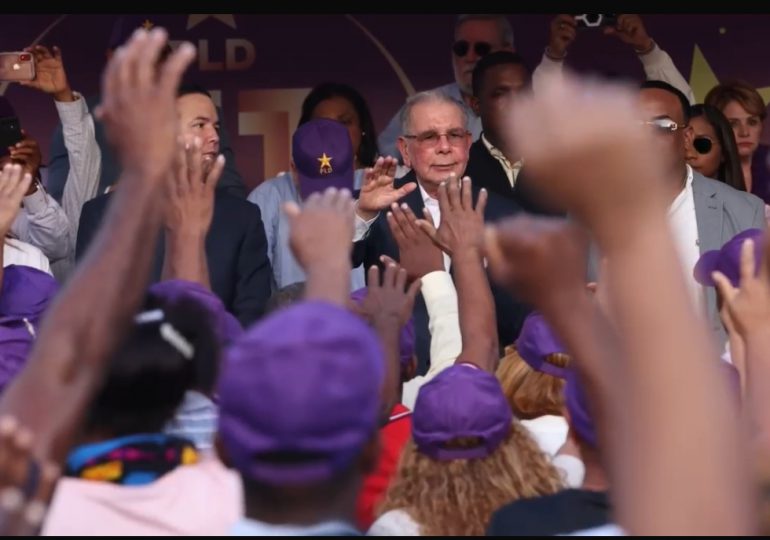 Danilo Medina Surums a ex directores de la fuerza de la gente en La Caleta