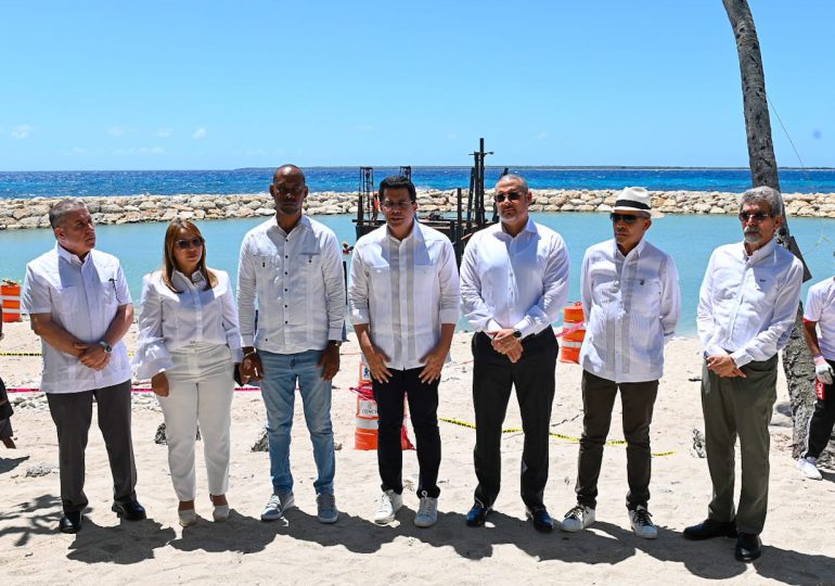 El ministro de turismo asta la construcción de Caleta Pier en La Romana