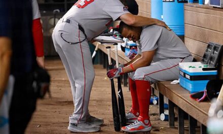 Rafael Devers, consolado por Jason Varitek tras dura derrota de los Medias Rojas
