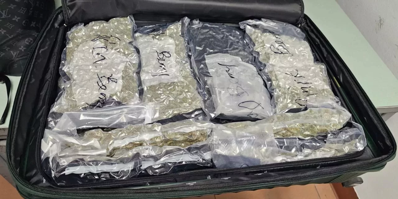 Hombre canadiense arrestado con 32 paquetes de presunta maría