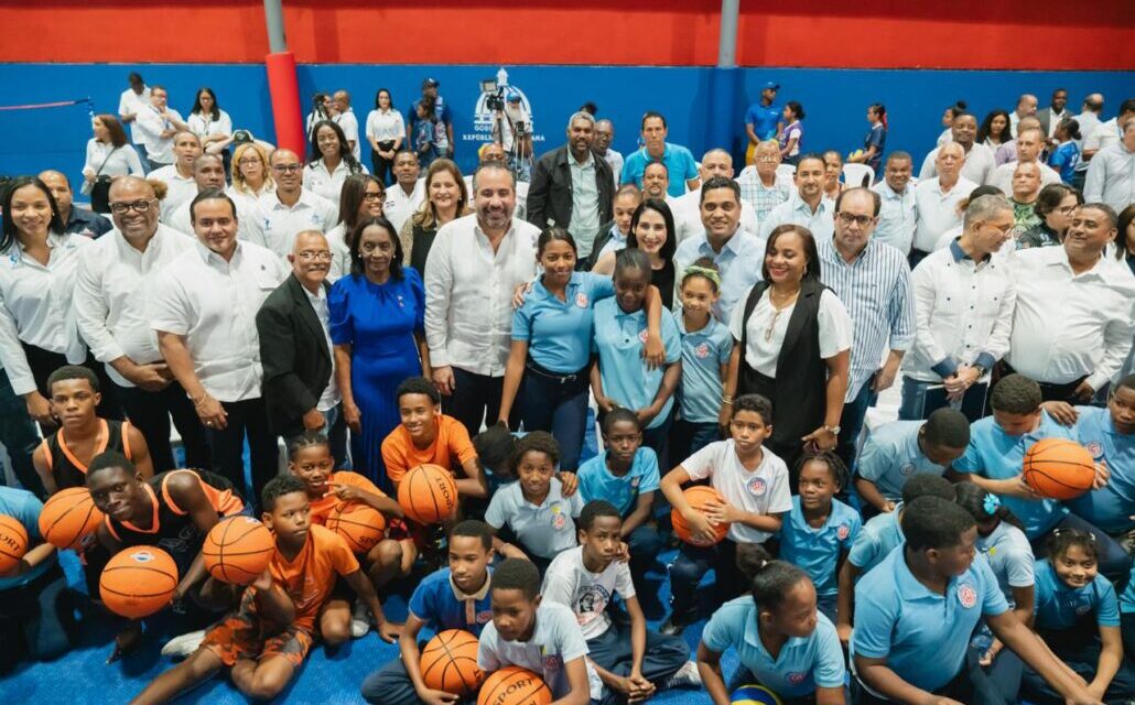 Primera Dama Raquel Arbaje, INEFI y MIDEREC entregan atrezo deportiva al CDC en Capotillo