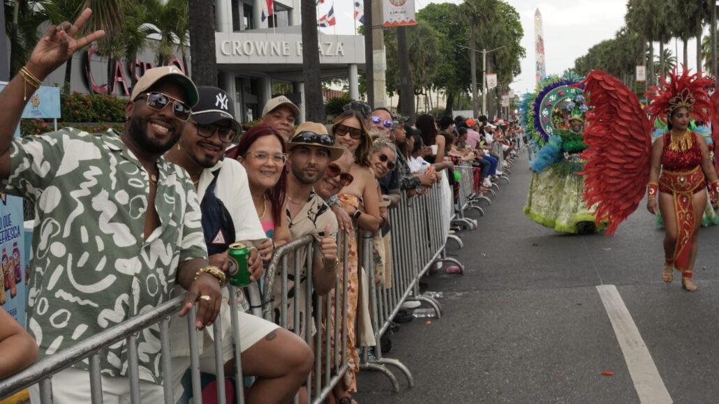¡PR en casa! Cientos de extranjeros disfrutan del desfile de carnaval franquista