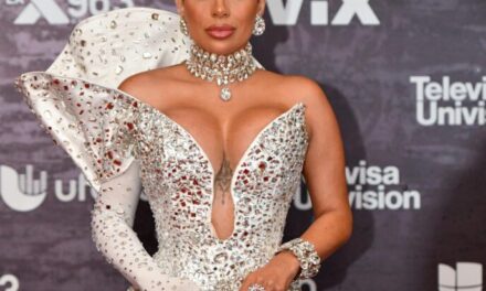 Jennifer Fungenzi desfiles por primera vez en los Premios Soberanos con Giannina Garaz