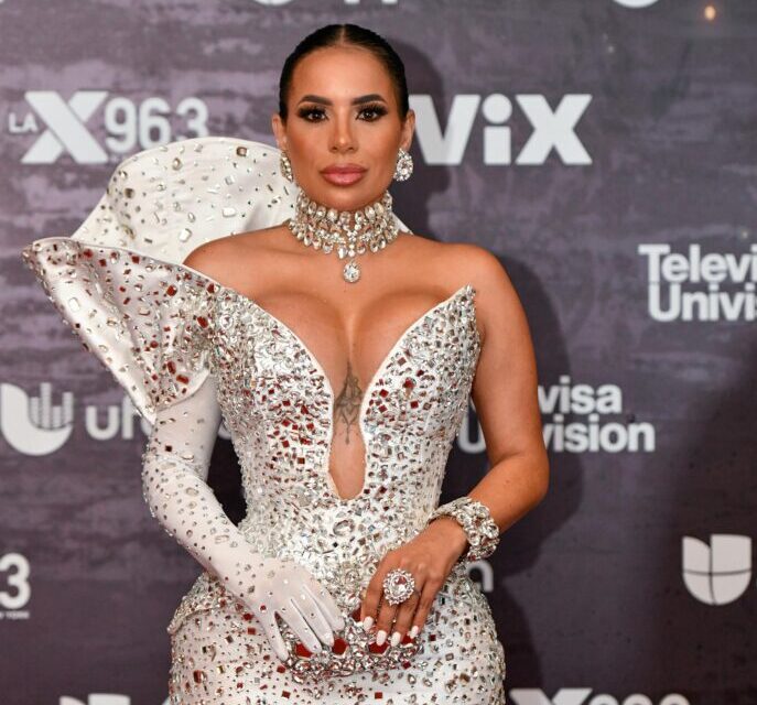 Jennifer Fungenzi desfiles por primera vez en los Premios Soberanos con Giannina Garaz