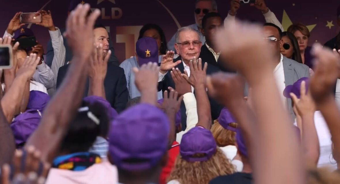 Danilo Medina Surums a ex directores de la fuerza de la multitud en La Caleta
