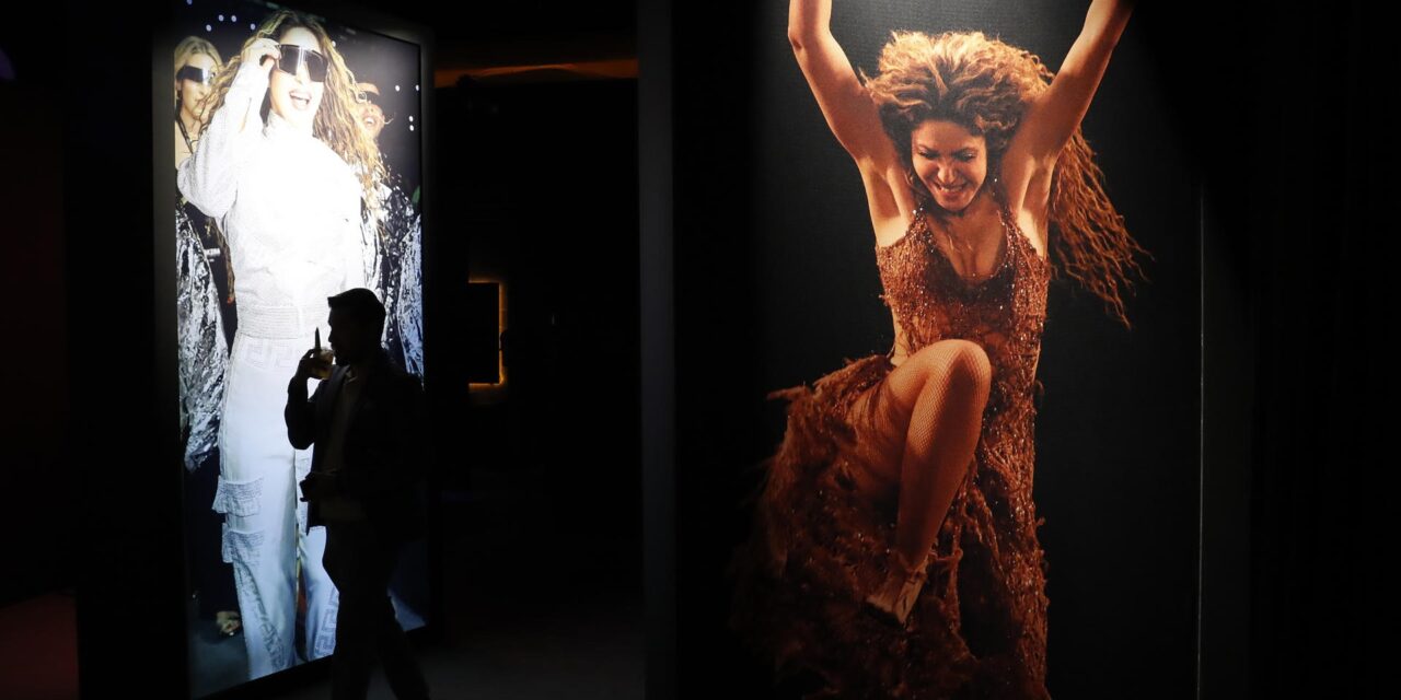 La música y la moda de Shakira deslumbran en una muestra gratuita en la ciudad de México