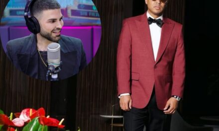 El estilista Jomari Geyso aprueba el traje de Santiago Matías en los premios soberanos