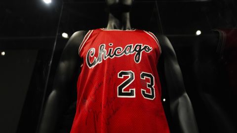 Primer elástica de Michael Jordan en la NBA se vende por $4.2 millones en subasta histórica