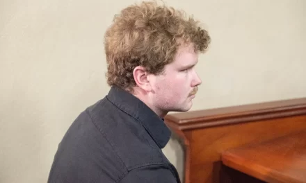 Joshua Riibe afirma una vigilancia policial excesiva durante la audiencia de hábeas corpus