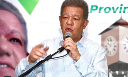 Leonel acusa al gobierno de convertir la frontera en «puerta giratoria» para inmigrantes indocumentados