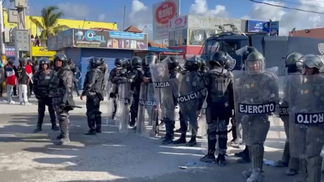 Los haitianos animan a la policía a los dominicanos durante la protesta