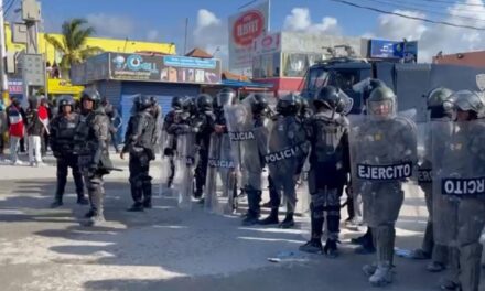 Los haitianos animan a la policía a los dominicanos durante la protesta