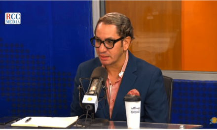 El comunicador analiza la entrevista de Cavada con Abel Martínez y afirma que prepara su salida PLD