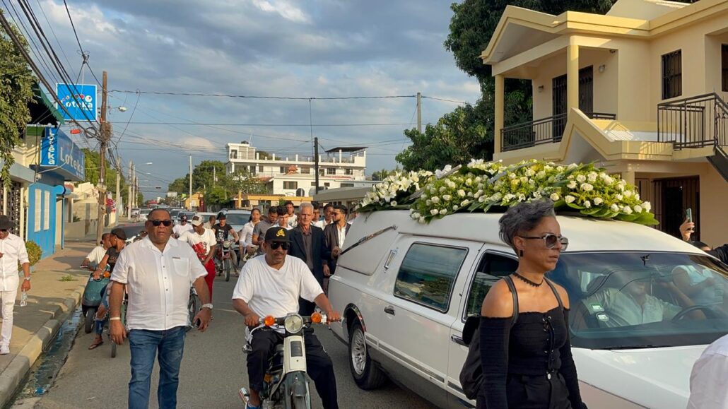 Los restos de los Diomedes Núñez Merenguero caminan a través de Mao