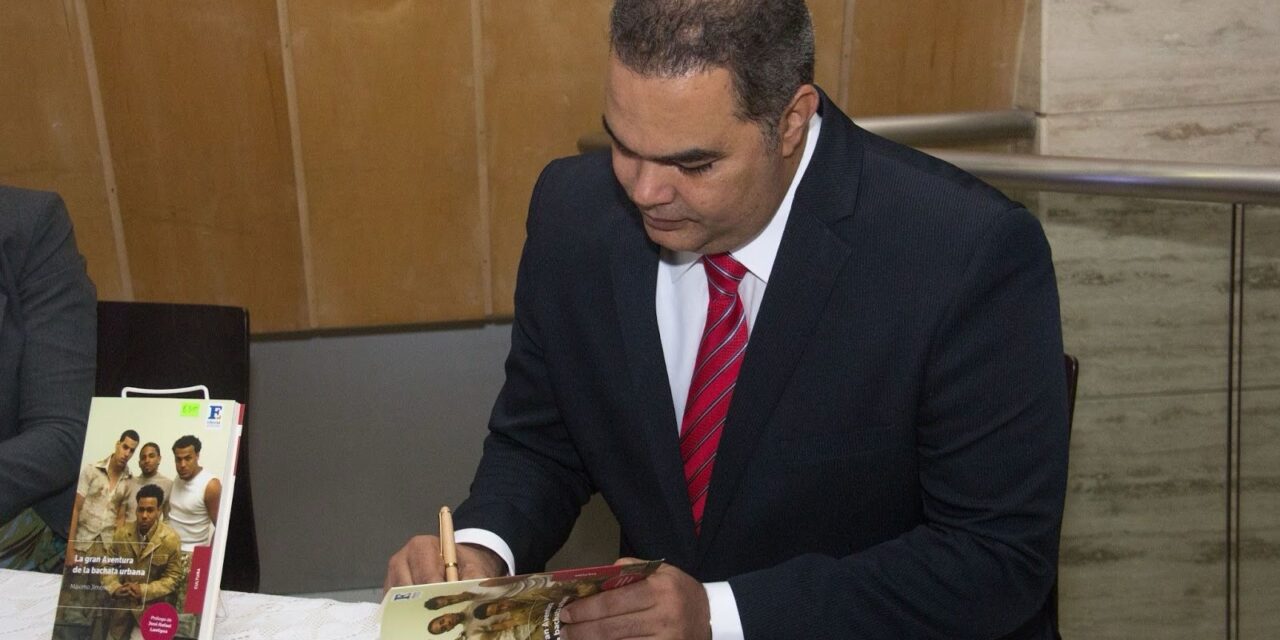 Editorial Chronicle presenta su primer volumen