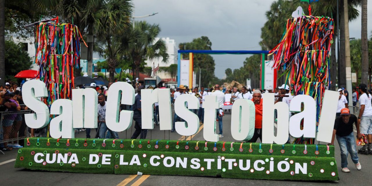 San Cristóbal brilla en el Carnaval Nacional con representaciones encabezadas por el corregidor Nelson de la Rosa
