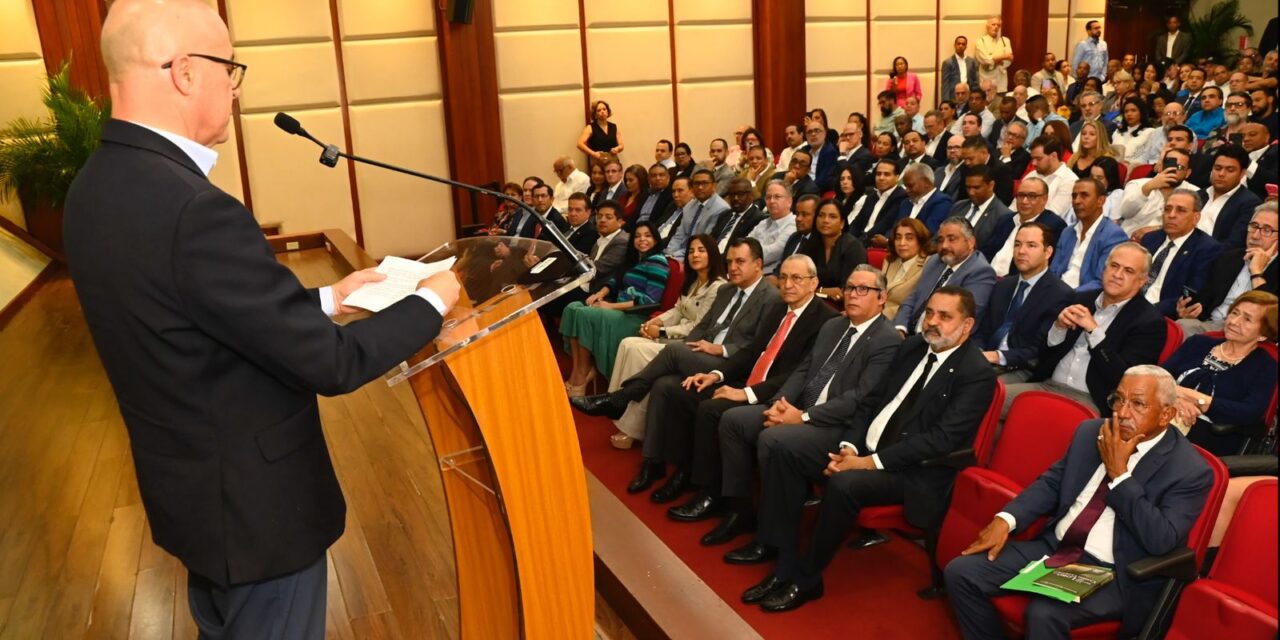 Francisco Domínguez Brito pone en circulación su texto «Las razones del lobo y el cambio climático»