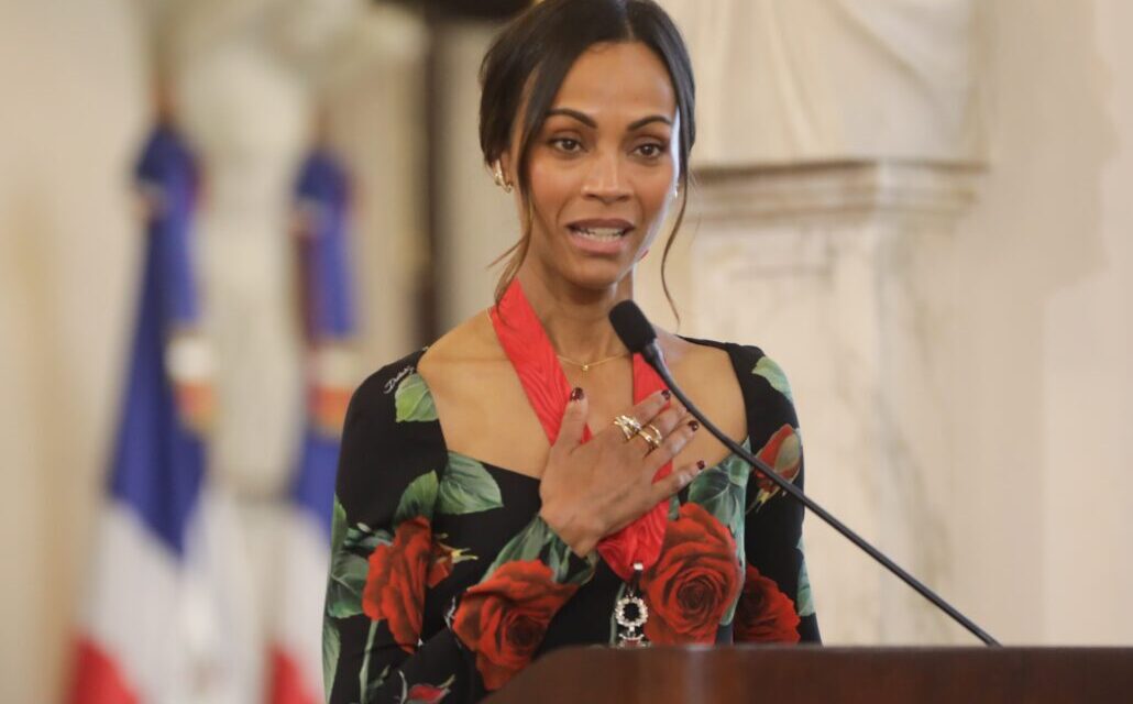Zoé Saldaña es premiado por Abinader