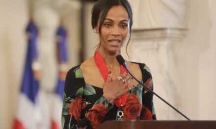 Zoé Saldaña es premiado por Abinader